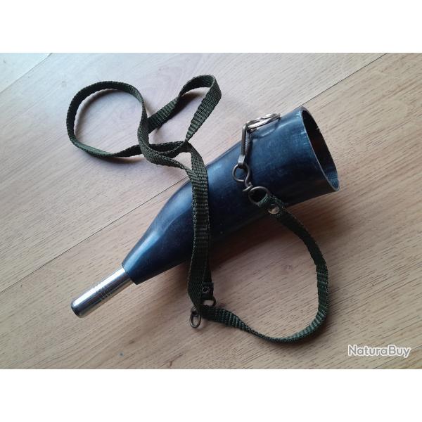 Trompe en corne plus bretelle.