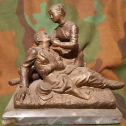 Sculpture régule de Raphaël Lagneau infirmiere donnant à boire à un soldat 1870