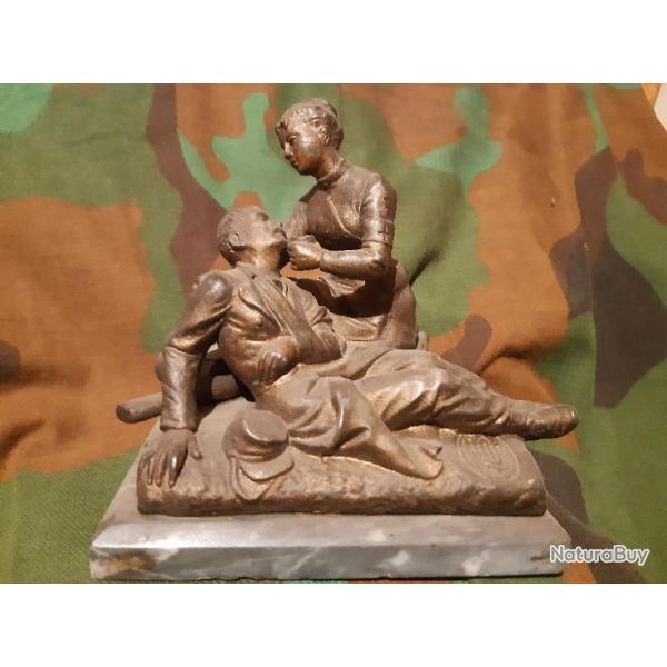 Sculpture rgule de Raphal Lagneau infirmiere donnant  boire  un soldat 1870