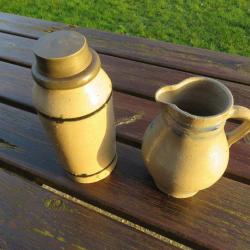 Ancien grand Pot à tabac à couvercle vissant en étain et pichet à eau, les deux en Grès au sel
