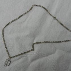 chaîne avec pendentif en forme de poing américain