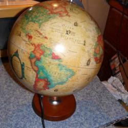 globe terrestre, style ancien, avec socle en bois et méridien en métal.