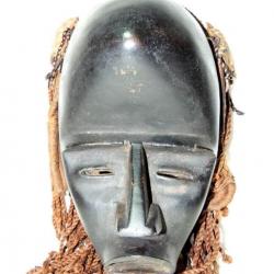 Afrique Ouest. Masque Africain avec tresses et petits sacs gri-gri fin XIXe