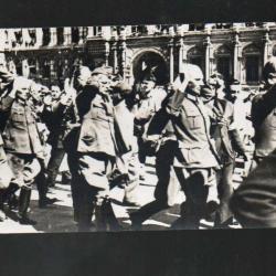 libération de paris officiers allemands faits prisonniers place de l'opéra dirigés vers l'hotel de