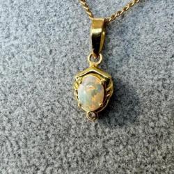 Collier en or massif 18 carats avec pendentif opale