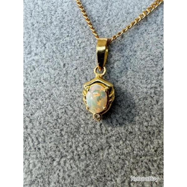 Collier en or massif 18 carats avec pendentif opale
