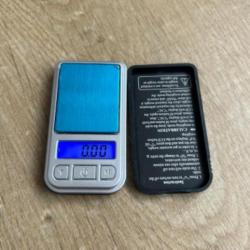 OFFRE : Petite balance portable, 0,01g de précision, 200g max