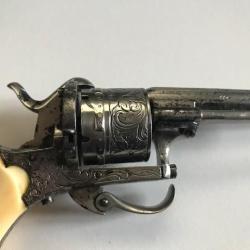 revolver a broche 7 mm gravé avec crosse ivoire acier fondu
