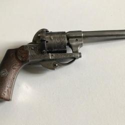 Revolver a broche type lefaucheux  7 mm long canon sans crête de chien