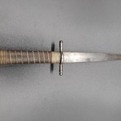 Dague XIXème siècle, manche cuir filigrané de laiton, lame 140mm, totale 244mm.