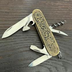 Couteau suisse SAK Victorinox customisé avec gravure à la main sur laiton