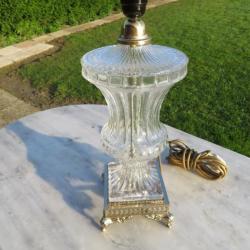 Magnifique grand pied de lampe en forme de vase Médicis en verre moulé et monture métal doré (XXé)