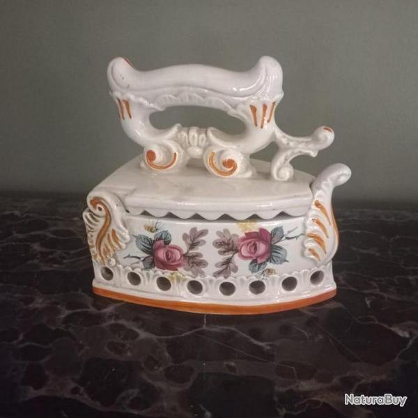 Joli grand fer  repasser en porcelaine  dcor fleuri de roses  priode 1960  / 70