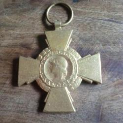 médaille croix du combattant métal doré