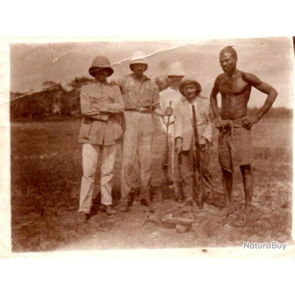 Photo Afrique coloniale Congo. Groupe de chasseurs avec leurs boys. Circa 1920