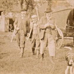 12/ PHOTO CHASSE vers 1880/1900 / Groupe de chasseurs avec le chien