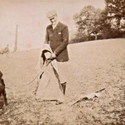 13/ PHOTO CHASSE vers 1880/1900 / chasseur au fusil et son chien