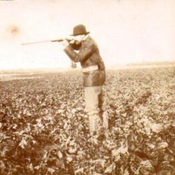 26/ PHOTO CHASSE vers 1880/1900 / Chasseur tirant au fusil