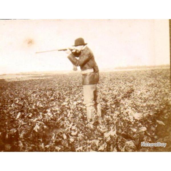 26/ PHOTO CHASSE vers 1880/1900 / Chasseur tirant au fusil