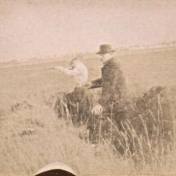 18/ PHOTO CHASSE vers 1880/1900 / Femme au tir au fusil