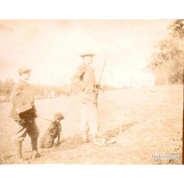 17/ PHOTO CHASSE vers 1880/1900 / groupe de chasseurs et chien de chasse