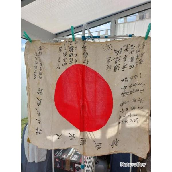 Drapeau japonais ww2 avec inscriptions patriotiques.