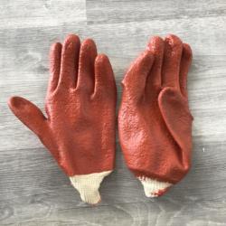 1 paire de gant plastifier rouge
