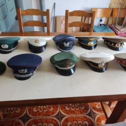 Lot de casquettes originales après-guerre et béret légionnaire