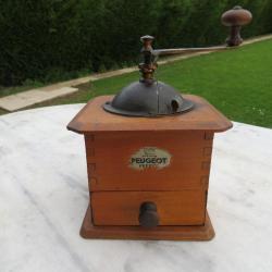 VINTAGE - Ancien moulin à café en bois et métal patiné, Marque Peugeot Frères - FRANCE (XXé)