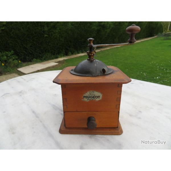 VINTAGE - Ancien moulin  caf en bois et mtal patin, Marque Peugeot Frres - FRANCE (XX)