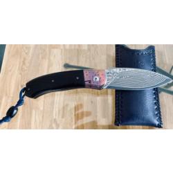 Vends couteau artisan liner-lock lame damas VG10,manche Ébène titane anodisé FP Carbone. 108g. 20cms