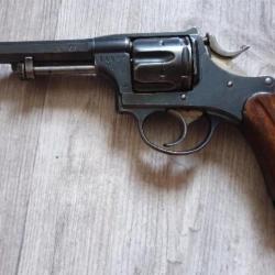 Revolver suisse modèle 1882 en très bon état, bronzage d'origine.