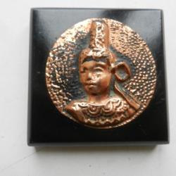 médaille de table tête bretonne cuivre sur bois