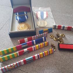 Lot médaille et barrettes de décoration.