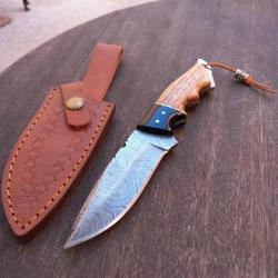 Magnifique Couteau de Chasse Damas Manche en Bois avec Étui en cuir