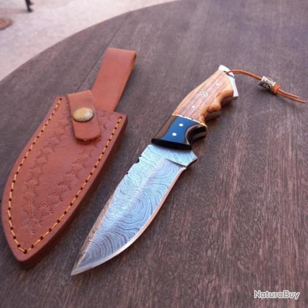 Magnifique Couteau de Chasse Damas Manche en Bois avec tui en cuir