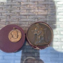2 medailles prisonniers de guerre.