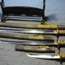 Trois sabres KATANA décoratif avec leur support en bois