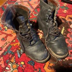 Anciennes chaussures équipement militaires  soldat guerre  ?