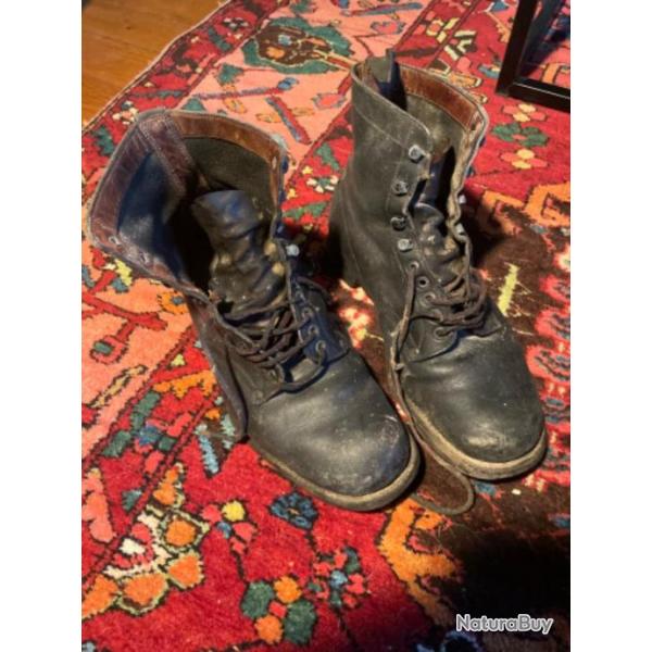 Anciennes chaussures quipement militaires  soldat guerre  ?