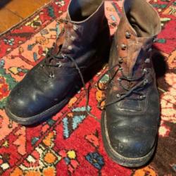 Anciennes chaussures brodequins militaires  soldat guerre  ?