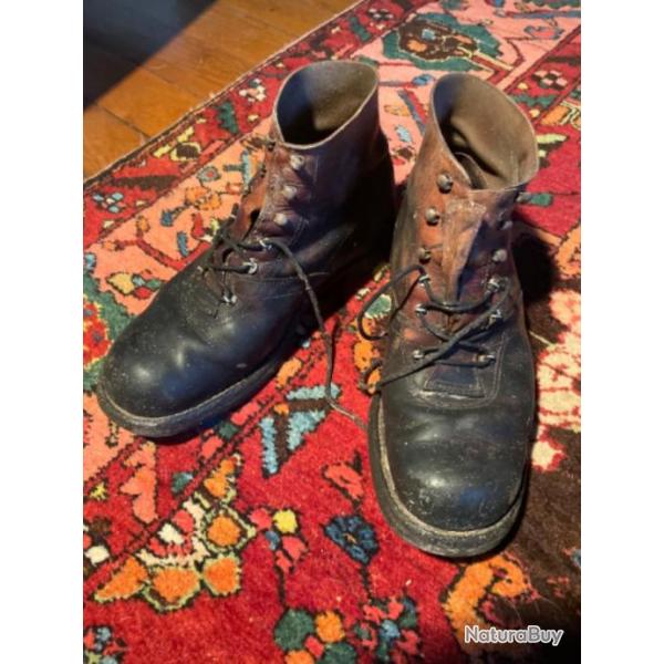 Anciennes chaussures brodequins militaires  soldat guerre  ?