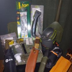 Lots 4 couteaux , 1 hachette , 1 machette , 1 pelle US et kit de survie/buschraft