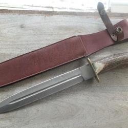 Magnifique dague de chasse. Poignée en superbe bois de cerf. Fourreau cuir neuf.