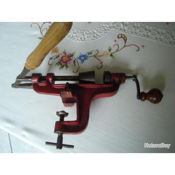 1 ancien sertisseur + 1 dosette  poudre et  plomb