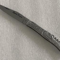 Couteau de poche Le Bougna 22 cm ouvert manche en aluminium motif cerf avec tir bouchon.