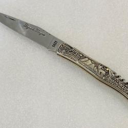Couteau de poche Le Bougna 22 cm ouvert manche en cuivre blanc motif montagne.