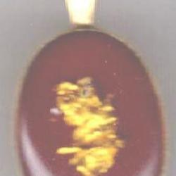 Camée doré à fond rouge, avec un motif doré à l'intérieur. SM.