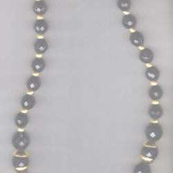 collier de pierres noires, taillées, avec embout doré. 47 cm de longueur. SM.