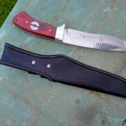 un Couteau "dague" lame Acier très tranchante avec son étui